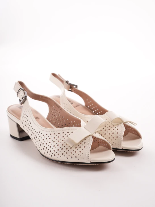 KARISMA Damen perforierte Pumps beige mit niedrigem Absatz