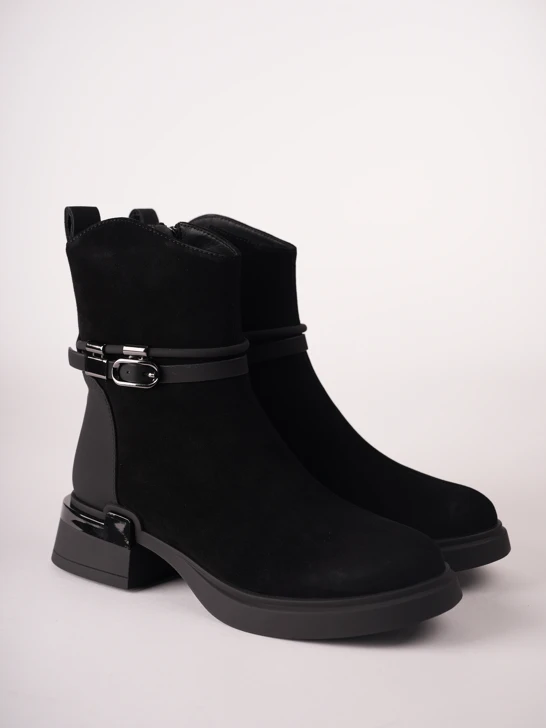 EPICA Damen-Stiefeletten aus schwarzem Wildleder mit Zierriemen