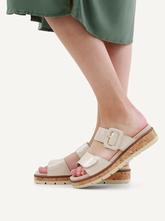 CAPRICE Damen Hausschuhe lackiert beige