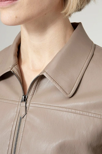 CATNOIR Damenjacke „Taupe“ aus veganem Leder (5)