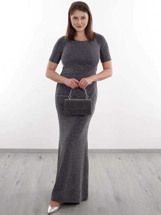Eleganter Abendlook: glitzerndes Vera Mont Kleid und silberne Accessoires