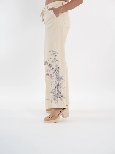 CAMBIO ADRIENNE Damenhose beige mit floralem Motiv auf dem Bein (1)