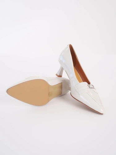 EPICA Damen Pumps in Weiß mit Metallverzierung auf der Schuhspitze (4)
