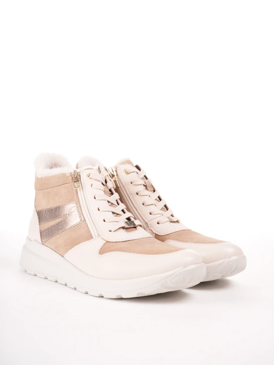 CAPRICE Damenstiefel isoliert beige