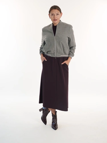 Urbaner Chic in Bordeauxrot und Grau