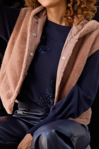 MONARI STUDIO BLUE Damen-Pelzweste in Taupe mit Kapuze (4)
