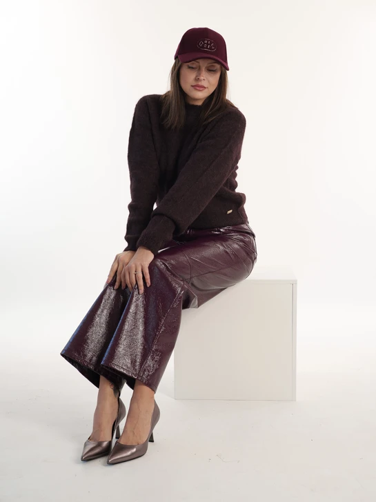 Ein Herbstoutfit in den Farbtönen Weinrot, Pflaume und Metallic